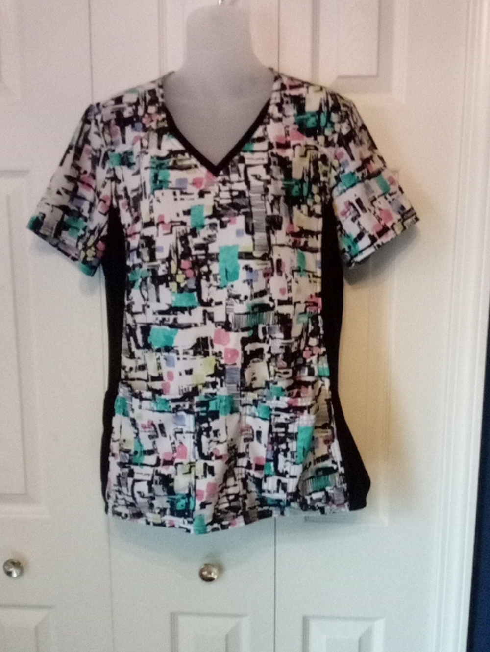 Cherokee V-Neck Women’s Medical Scrub Top in White with Pastel Accent Size M
